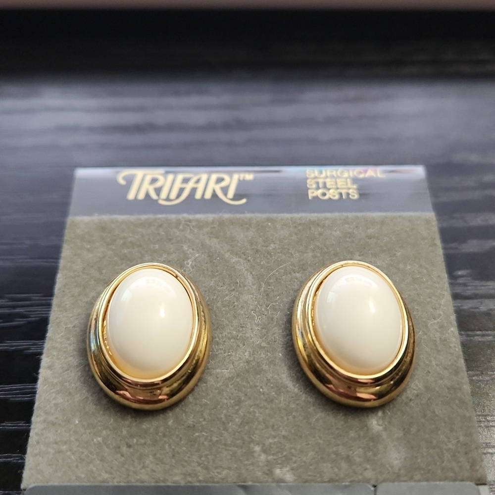 Trifari Vintage White / Gold Tone Framed Pierced Earrings